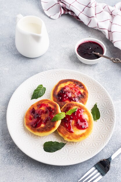 Gebratene Hüttenkäsepfannkuchen mit Marmelade