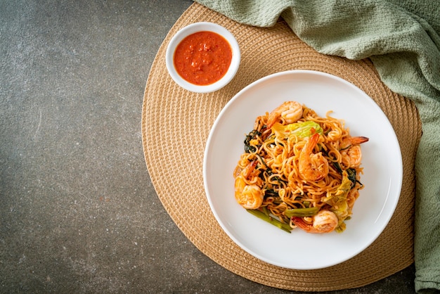 Gebratene Instant-Nudeln Sukiyaki mit Garnelen