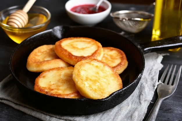 Gebratene Käsekuchen in der Pfanne