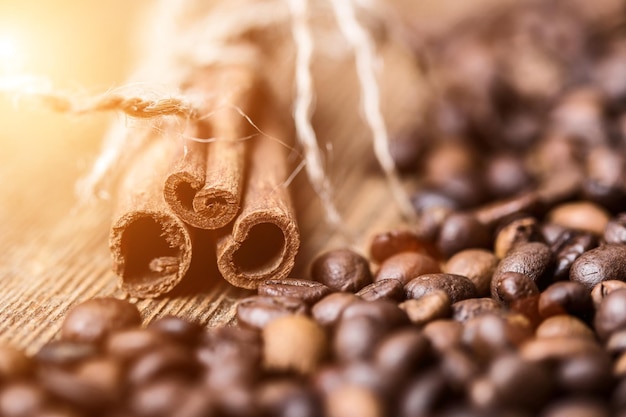 Gebratene Kaffeebohnen Kaffeebohnen auf einem hölzernen Hintergrund