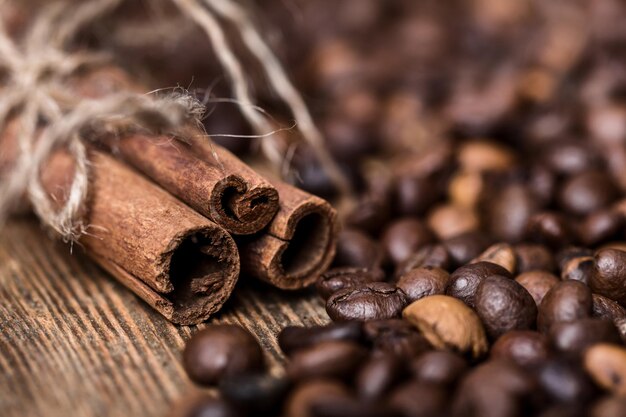 Gebratene Kaffeebohnen Kaffeebohnen auf einem hölzernen Hintergrund