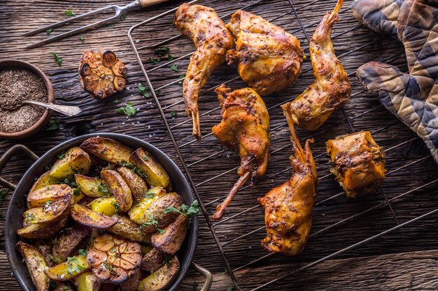 Gebratene Kaninchenscheiben mit Kartoffeln Knoblauch Gewürze Salzpfeffer Kreuzkümmel und Fassbier Jagdküche