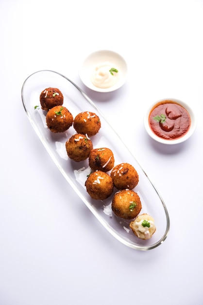 Gebratene Kartoffelkäsebällchen oder Kroketten mit Tomatenketchup. Selektiver Fokus