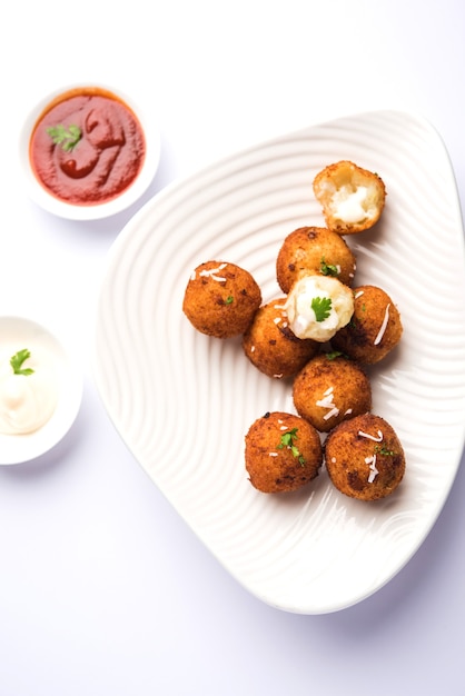 Gebratene Kartoffelkäsebällchen oder Kroketten mit Tomatenketchup. Selektiver Fokus