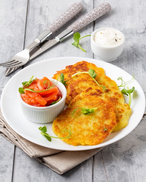 Gebratene Kartoffelpuffer mit Lachs und Sauerrahm