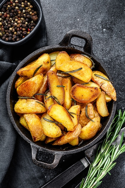 Gebratene Kartoffelschnitze, Pommes Frites in einer Pfanne