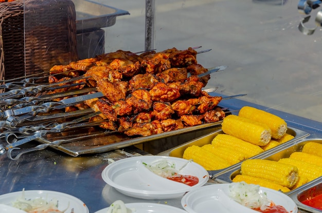 Gebratene Kebabs und Mais in einem Straßencafé.