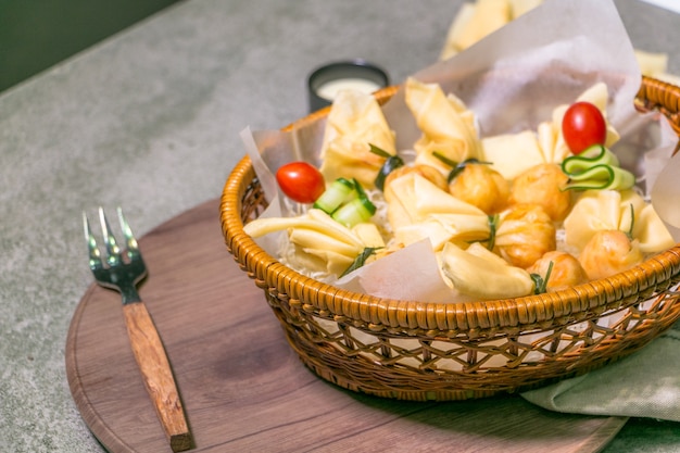 Foto gebratene knödel auf teller