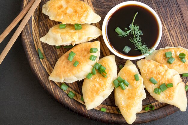 Gebratene Knödel mit Sojasauce.