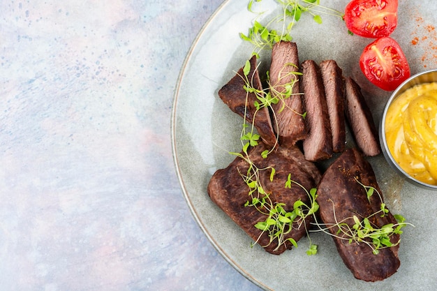 Gebratene leckere Straußensteaks