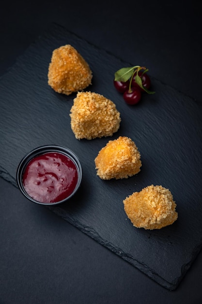 Gebratene Mac and Cheese Bites mit Dip-Sauce