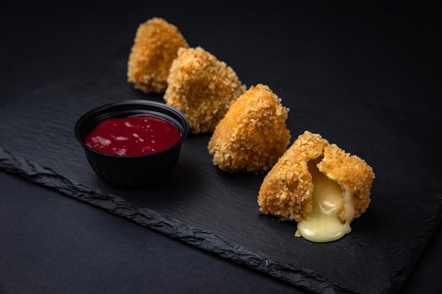 Gebratene Mac and Cheese Bites mit Dip-Sauce