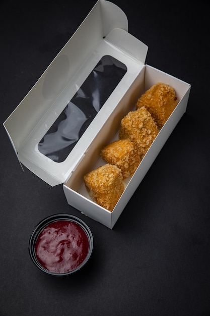 Gebratene Mac and Cheese Bites mit Dip-Sauce