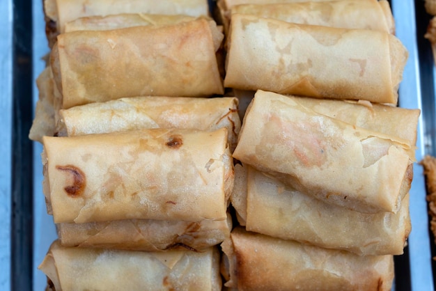 Gebratene Mehlbrötchen zum Verkauf auf dem Straßenmarkt Thailand Nahaufnahme verpackte Pfannkuchen