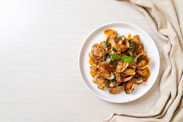 Gebratene Muscheln mit gerösteter Chilipaste - asiatische Küche - umrühren