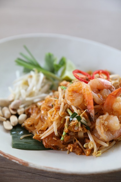 Gebratene Nudel mit thailändischem Essen Padthai mit Garnelen