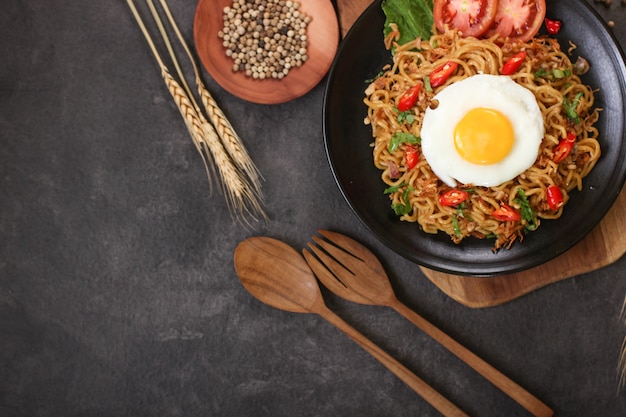 Foto gebratene nudeln mit breitem ei-flatlay