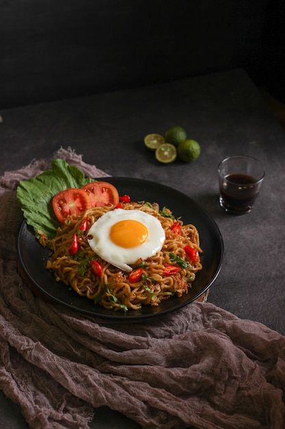 Foto gebratene nudeln mit ei und limette flatlay dark mode weiten raum