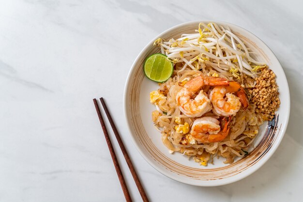 Gebratene Nudeln mit Garnelen und Sprossen oder Pad Thai - asiatische Küche