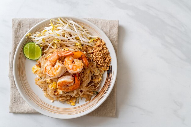 Gebratene Nudeln mit Garnelen und Sprossen oder Pad Thai - asiatische Küche