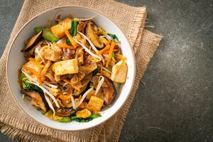 Gebratene nudeln mit tofu und gemüse - vegane und vegetarische küche
