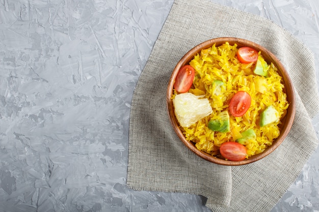 Gebratene Pampelmuse mit Tomaten und Avocado in der hölzernen Platte. Draufsicht, Exemplar.