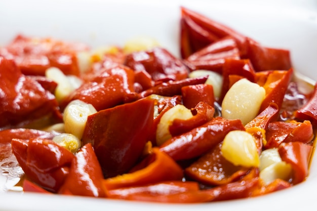 Gebratene Paprika und Knoblauch auf Teller