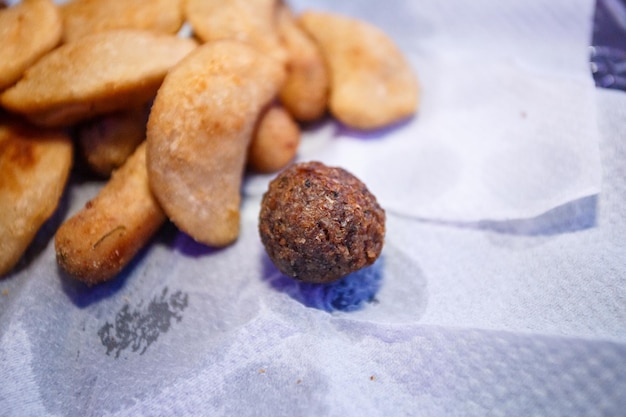 Gebratene Partysnacks auf einem Papiertuch in Rio de Janeiro