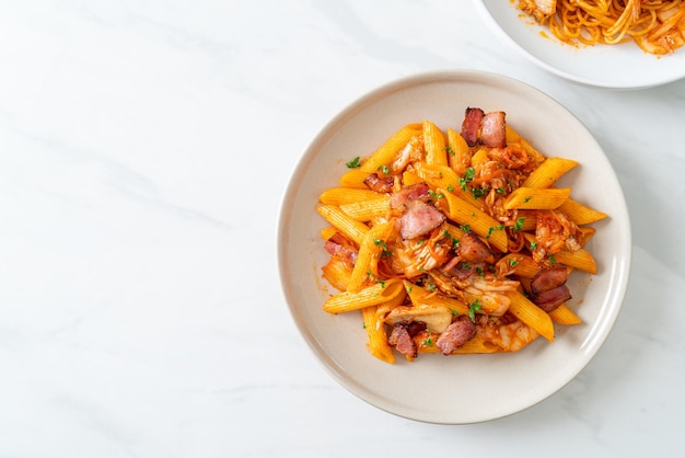 Gebratene Penne-Nudeln mit Kimchi und Speck