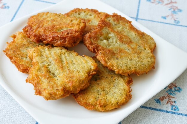 Gebratene Pfannkuchen mit Kartoffeln