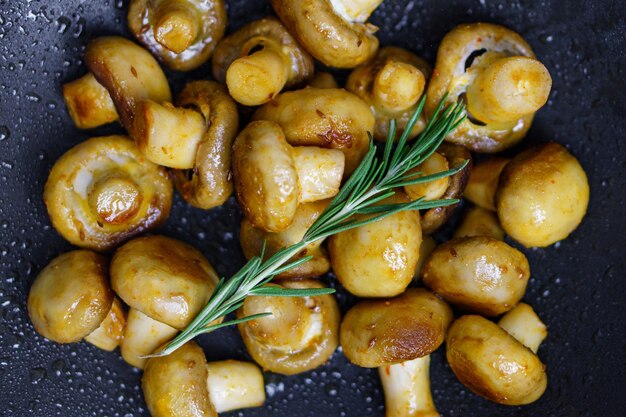 Gebratene Pilze mit frischem Rosmarin-Brunch Gegrillter Champignon Nahaufnahme Draufsicht Selektiver Fokus