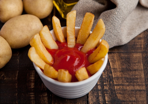 Gebratene Pommes-Friteschips mit Ketschup