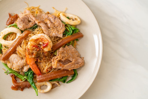 Gebratene Reisnudeln und Wassermimose mit Mischfleisch - asiatische Küche