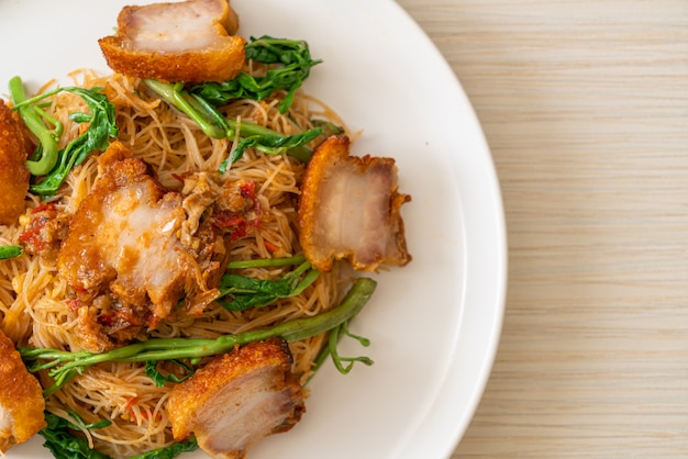 Gebratene Reisnudeln und Wassermimosen mit knusprigem Schweinebauch