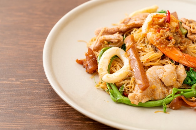 Gebratene Reisnudeln und Wassermimosen mit Mischfleisch