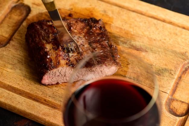 Gebratene Rinderrippen mit einem Glas Rotwein auf dem Tisch traditionelle argentinische Küche