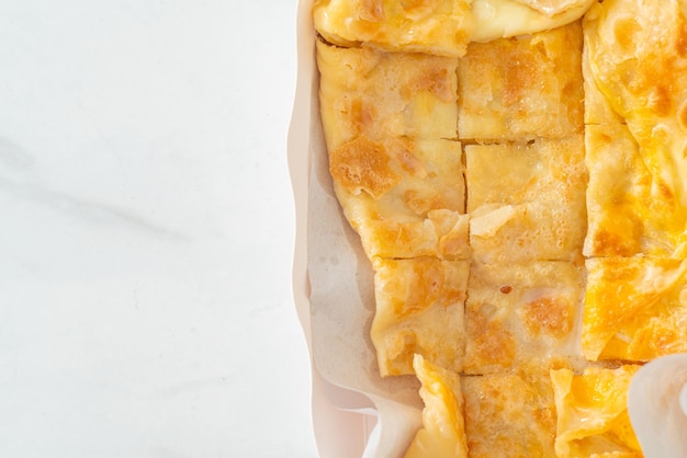 gebratene Roti mit Ei und gesüßter Kondensmilch