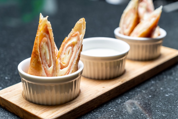 Gebratene schinken-käse-frühlingsrollen