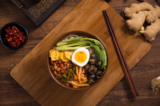 Gebratene Schnecken mit Zitrone und vegetarischem Essen