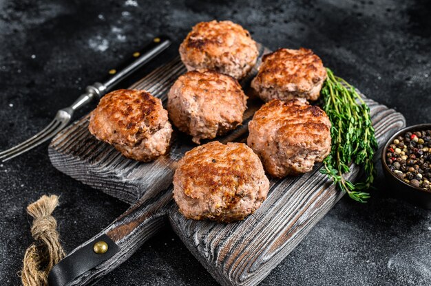 Gebratene Schnitzel aus Rind- und Schweinefleisch