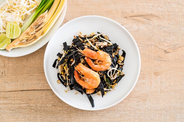 gebratene schwarze Spaghetti mit Garnelen