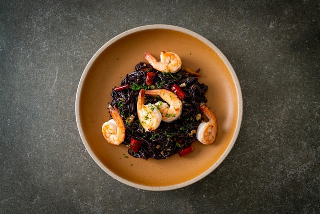 Gebratene schwarze Spaghetti mit Knoblauch und Garnelen