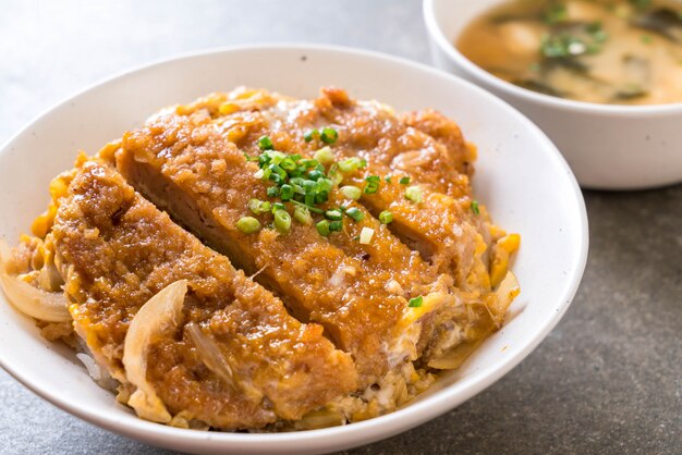 Gebratene Schweinekotelett Reisschüssel (Katsudon)