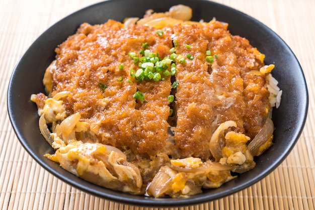 Gebratene Schweinekotelett Reisschüssel (Katsudon)