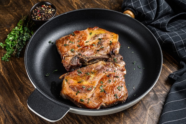 Gebratene Schweinesteaks in der Pfanne aus Nackenfleisch