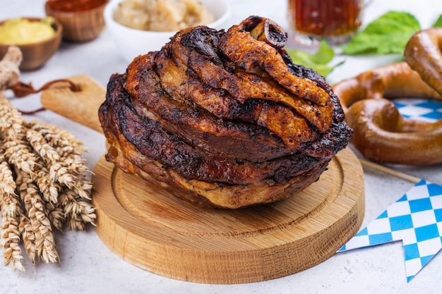 Gebratene Schweinshaxe