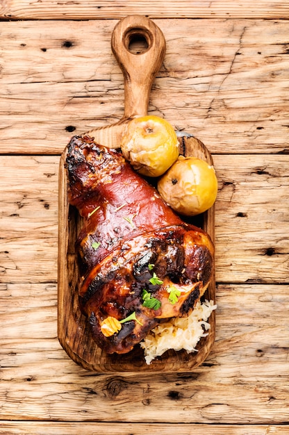 Gebratene Schweinshaxe