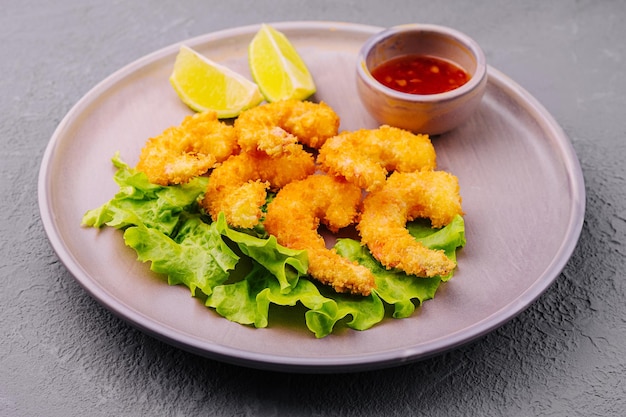 Gebratene Shrimps-Tempura mit süßer Chilisauce