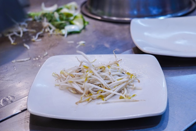 Gebratene Sojasprossen, vegetarisches Essen auf einem weißen Teller