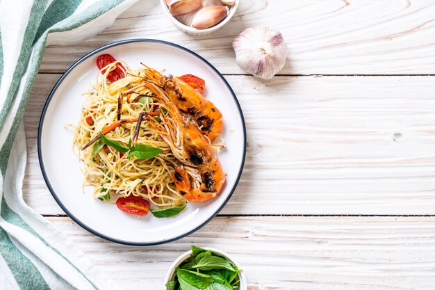 Gebratene Spaghetti mit gegrillten Garnelen und Tomaten